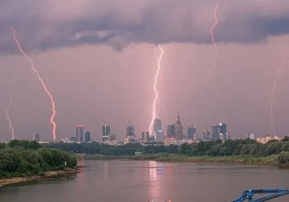 Негода у Польщі: є жертва і постраждалі