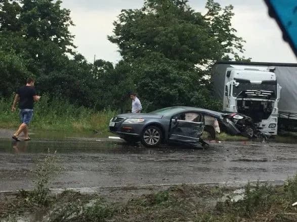 ДТП на Київщині: легковик розірвало навпіл