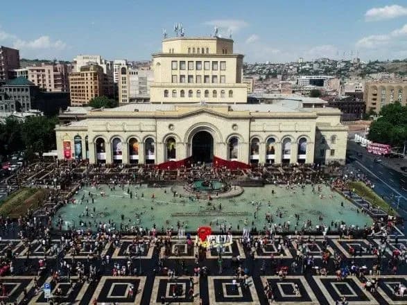 У Вірменії тисячі людей по всій країні облилися водою