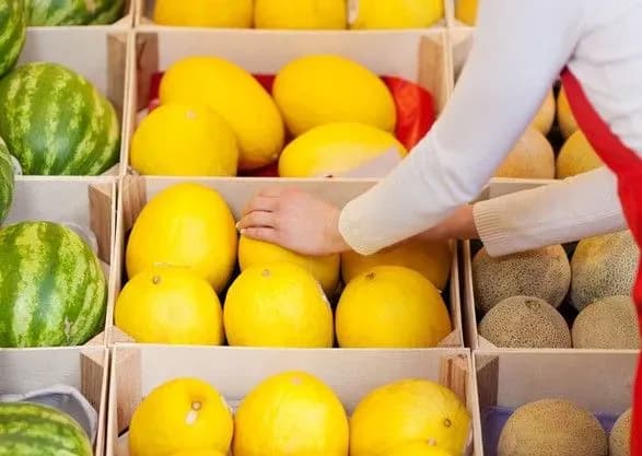 Сезон кавунів і динь: лікарі розповіли, як обрати сезонні фрукти без шкоди для здоров’я
