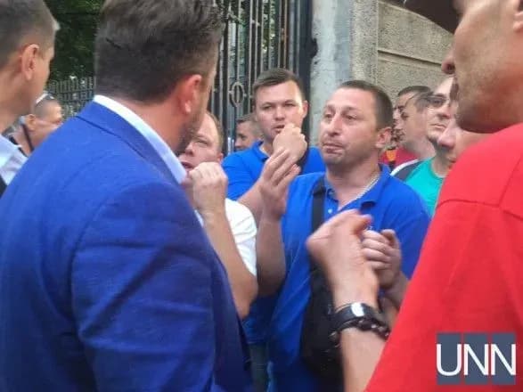 Мітингувальники не випускають депутатів та журналістів з Ради