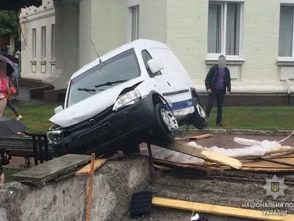 У центрі Полтави авто врізалося в підземний перехід: є загиблий