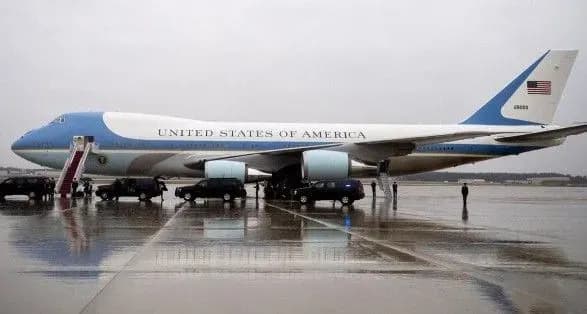 Трамп перефарбує свій літак у кольори прапору РФ