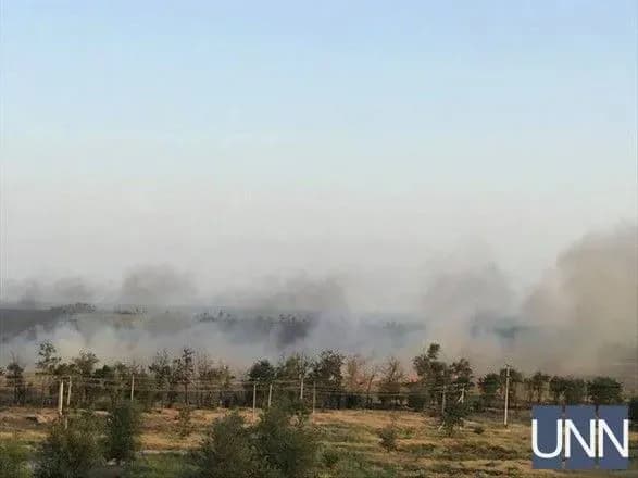 На околиці Маріуполя горять поля