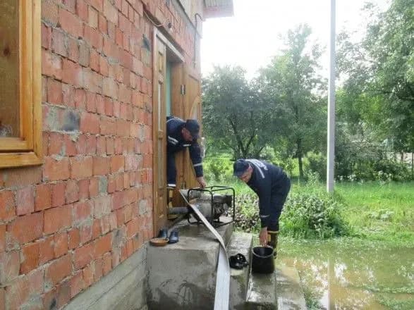 Негода зірвала дахи будинків на Буковині