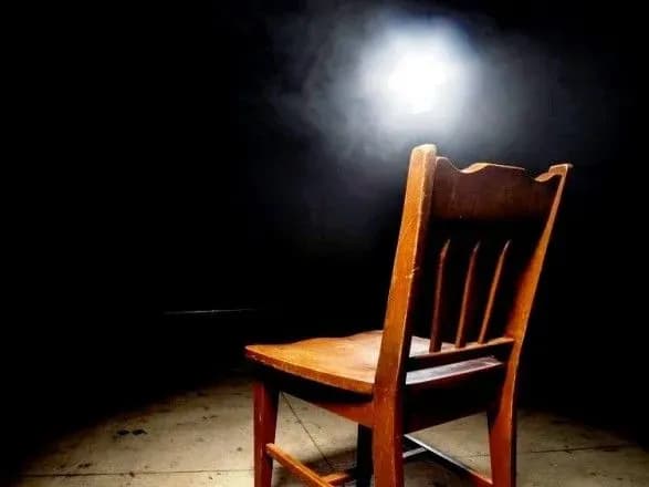 Раніше судимий молодик знову на лаві підсудних через вбивство стільцем