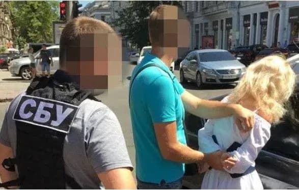 Хабарниця з одеського главку Нацполіції збирала бакшиш золотом і валютою