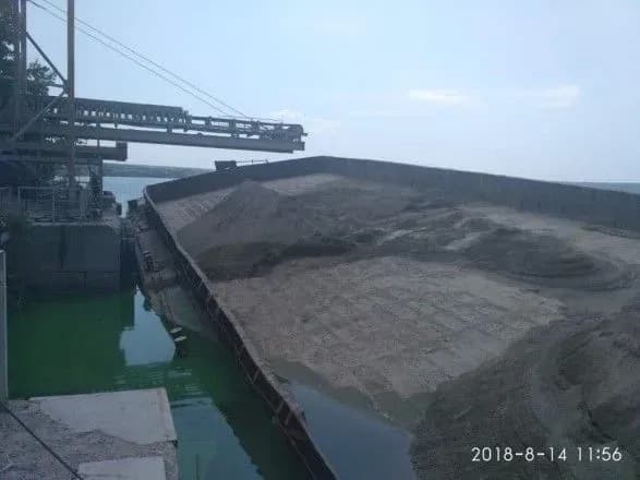 У Дніпропетровській області баржа сіла на мілину