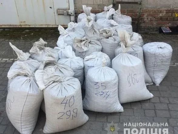 З України намагались вивезти понад 1 тонну бурштину під виглядом пелетів