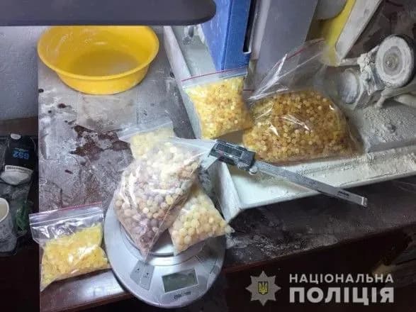 В Житомире разоблачили нелегальный цех по обработке янтаря