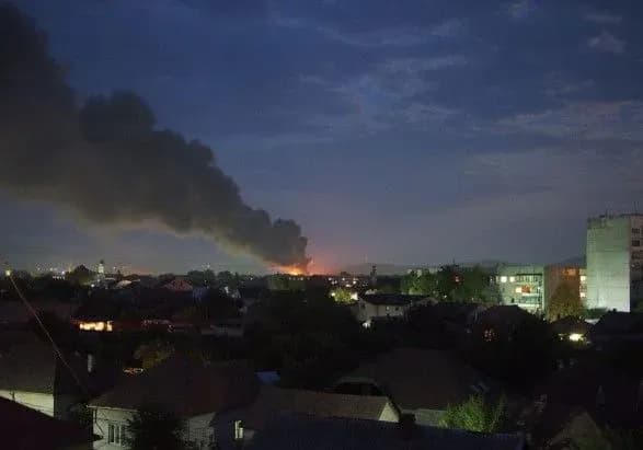 У Мукачево сталася масштабна пожежа на складському приміщенні "Нової Пошти"