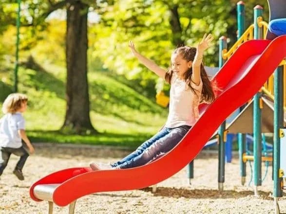 Шестилетнюю девочку освободили из ловушки на детской горке в столице