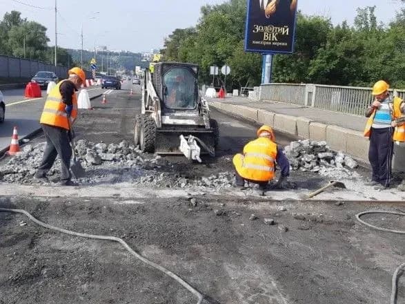Дві смуги мосту Метро у напрямку до центру перекрито через ремонт