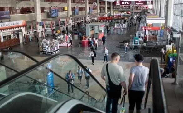 Невідомий з ножем напав на людей в залі очікування Курського вокзалу Москви