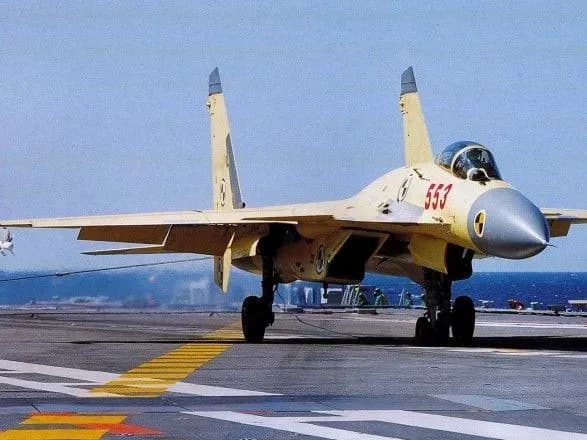 Китайський палубний винищувач J-15 допустили до нічних польотів