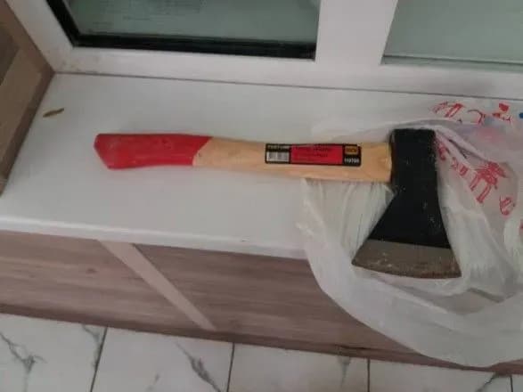 В Одессе мужчина с топором угрожал в школе обидчикам его ребенка