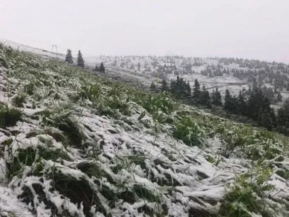 Погода на завтра: у Карпатах мокрий сніг та заморозки