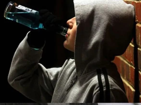 Кожен другий підліток в Україні вживає алкоголь – дослідження