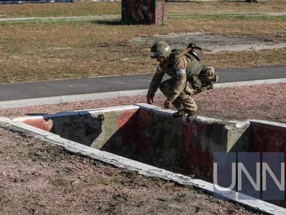 Крізь вогонь та колючий дріт: в Нацгвардії пройшли показові змагання