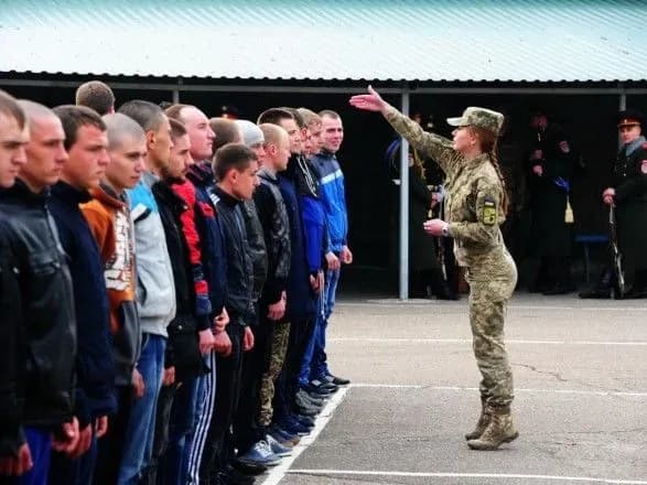 Осінній призов: сьогодні уряд має визначитись із кількістю строковиків