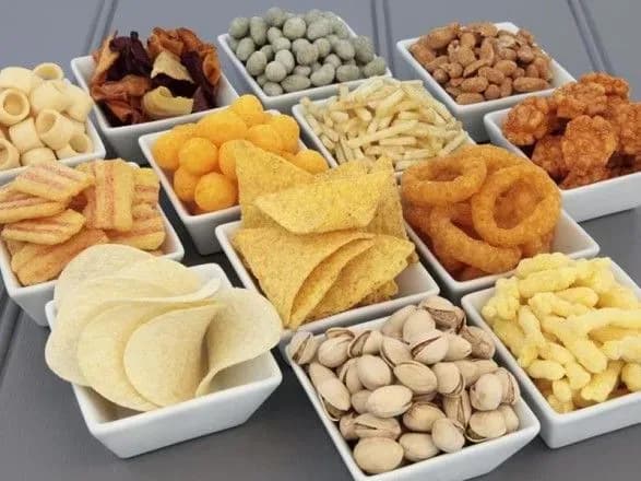 Снеки потрапили до списку найнебезпечніших продуктів для здоров'я зубів