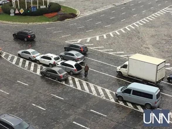 На Європейській площі Києва зіткнулися три легковика