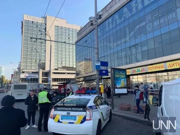 Поліція шукає вибухівку у столичному універмазі “Україна”