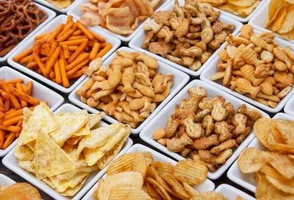 МОЗ про шкідливі снеки: треба обмежити їх рекламу та повністю заборони у школах