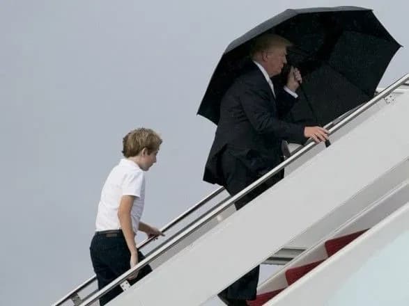 Трампа розкритикували за відмову відвідати військове кладовище через дощ