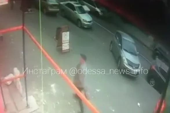 В центрі Одеси на пішохода обвалилося каміння з фасаду старовинного будинку