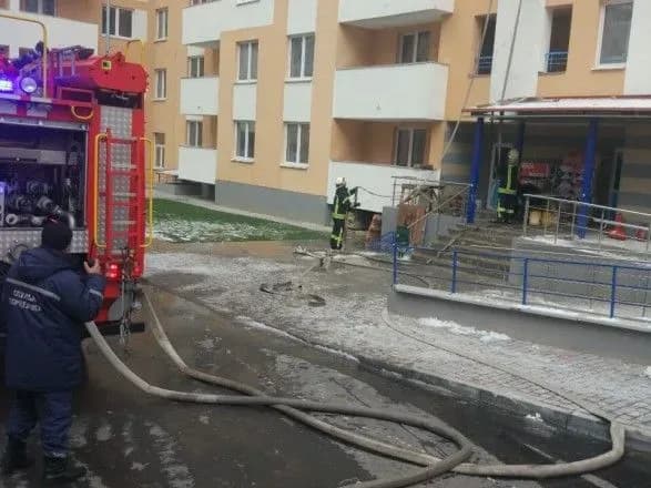 Пожежу у багатоповерхівці на столичному Подолі загасили