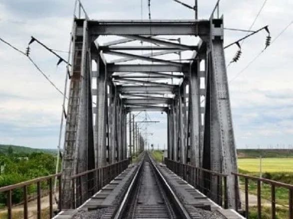 Чоловік впав із мосту, намагаючись повіситись