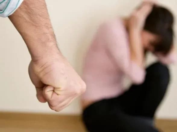 Чоловік до смерті забив дружину на очах 7-річної доньки