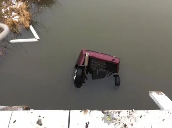 У Рівненські області з мосту впала автівка, є загиблі