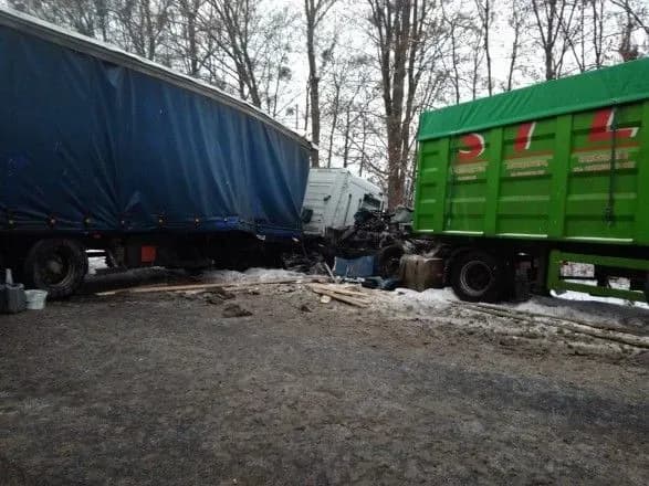 Кількакілометровий затор утворився на трасі через ДТП