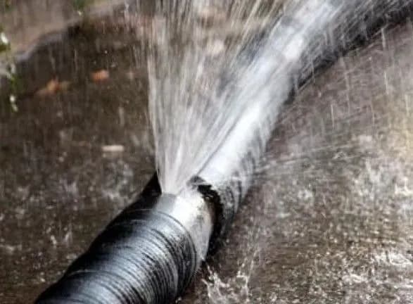 Столичні комунальники терміново здійснюють ліквідацію проривів тепломереж - КМДА