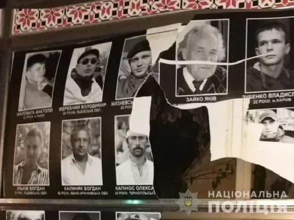 Поліція розшукує хуліганів які пошкодили меморіал героїв Небесної сотні на майдані Незалежності