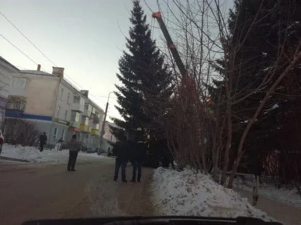 На Уралі новорічне містечко прикрасили ялинкою, зрубаною біля сусіднього магазину