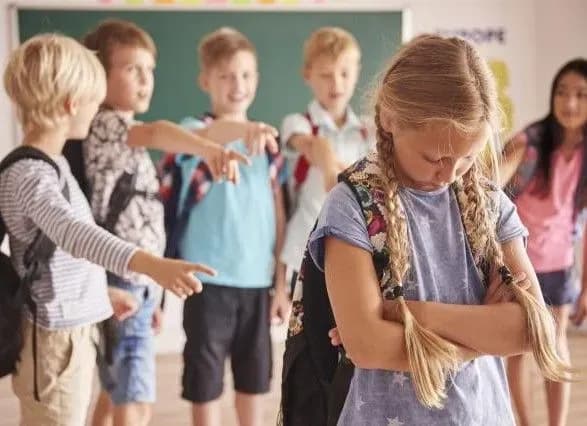 Порошенку передали на підпис закон про штрафи за булінг у школах