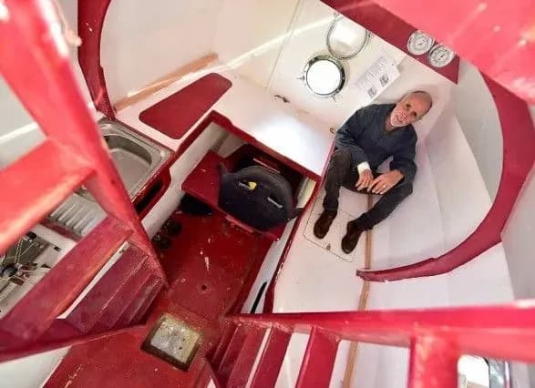 Французский пенсионер ушел в плаванье в самодельной бочке с двумя бутылками вина