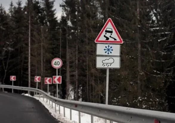 Водіїв попередили про мокрі дороги