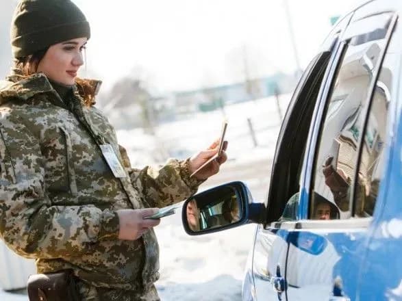 Українця з підробленим паспортом затримали на кордоні з Угорщиною