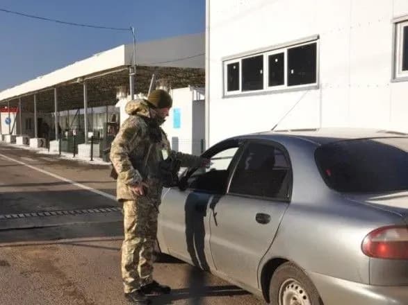В новогоднее утро на КПВВ на Донбассе собралось 20 автомобилей