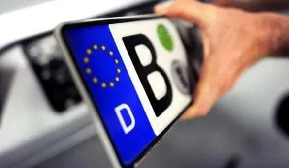 Українці просять продовжити пільговий період розмитнення євроблях