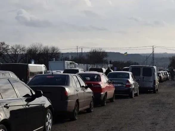 Бойовики уповільнили пропуск через КПВВ: жінки і діти мерзли у довжелезних чергах