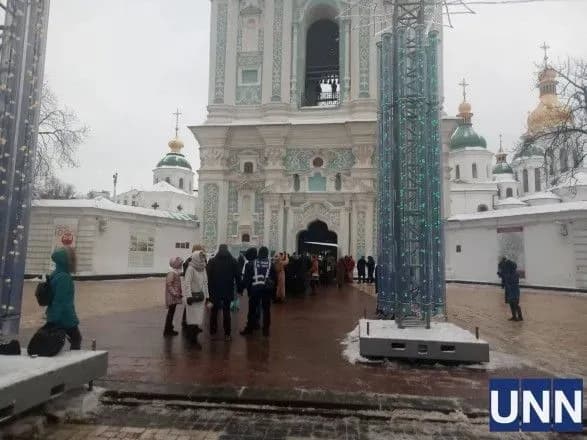 Софии Киевской съезжаются люди