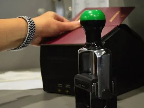 З Польщі українська сім'я хотіла виїхати з підробленими штампами у паспортах