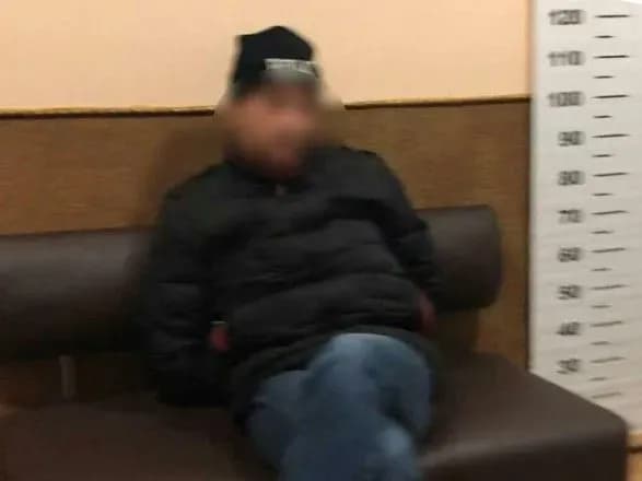 Українець хотів погрозами змусити пропусти в Україну росіянку