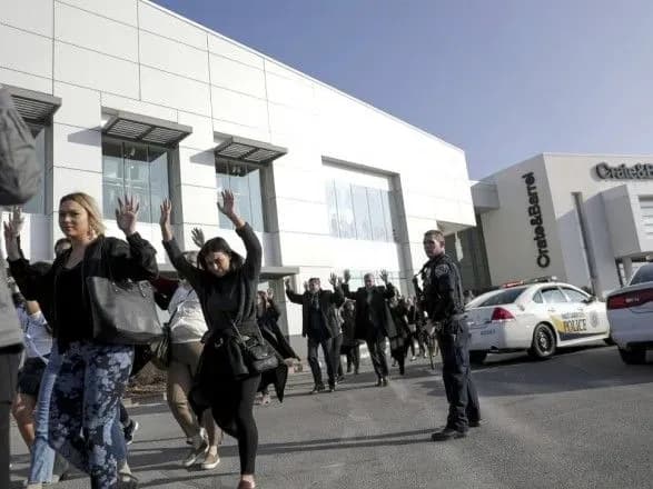 Біля торгового центру у США сталася стрілянина, є постраждалі