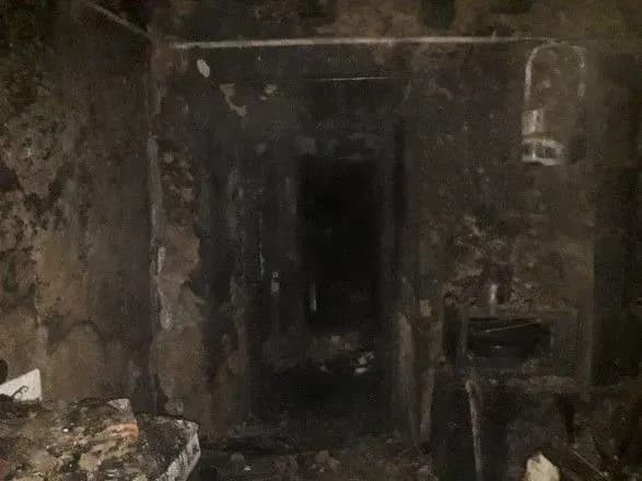 Жінка повісилась, поки в будинку горіли її діти